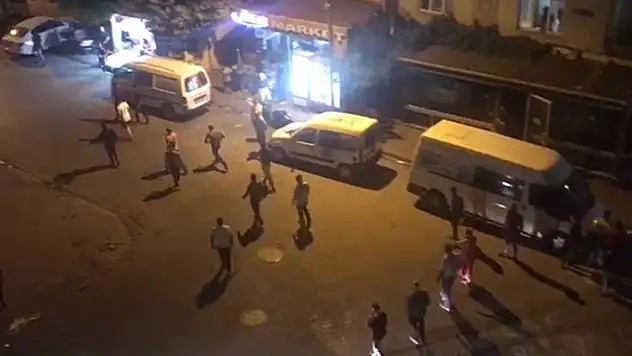 Sokak ortasında bıçaklı tekme tokat 'velayet' kavgası
