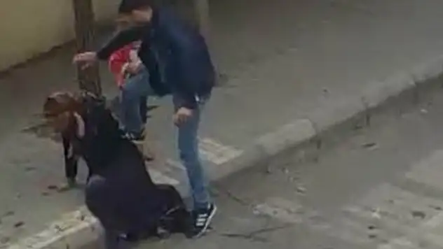 Sokak ortasında eşini darp eden şahış, adliyeye sevk edildi