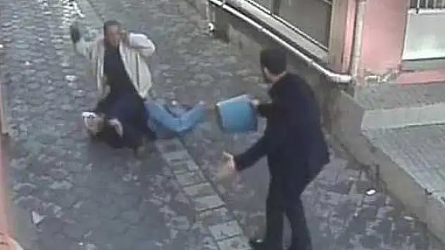 Sokak ortasında karısını bıçakladı