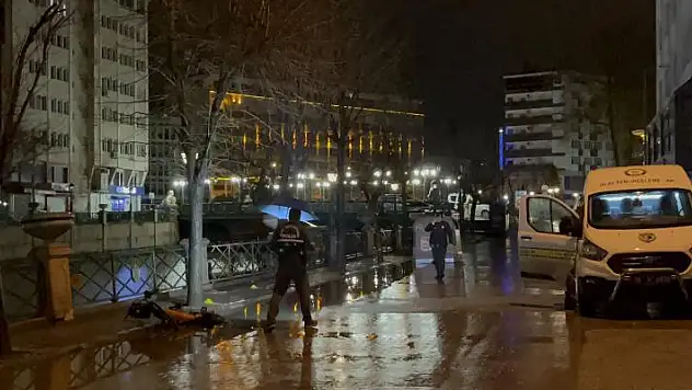 Sokak ortasında onlarca kez bıçaklanan 36 yaşındaki adam hayatını kaybetti
