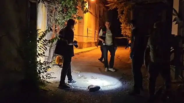 Sokak ortasında pompalı tüfekle ayaklarından vuruldu