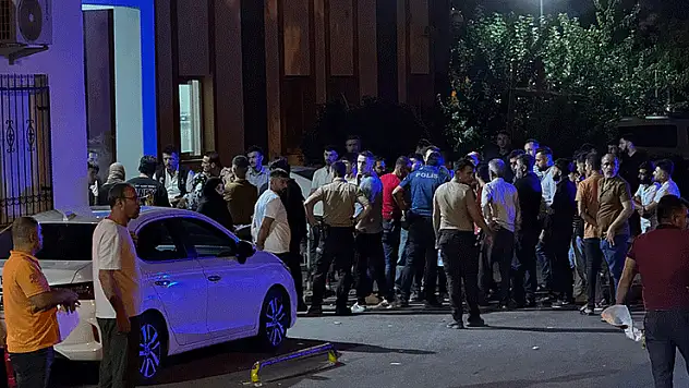 Sokak ortasında saldırıya uğrayan genç hayatını kaybetti