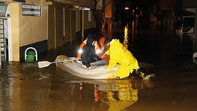 Sokaklar 1 metre su altında kaldı, mahsur kalan 9 kişi botla kurtarıldı