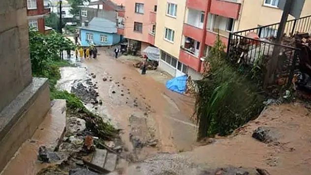 Sokaklar dereye döndü, toprak sel oldu aktı!