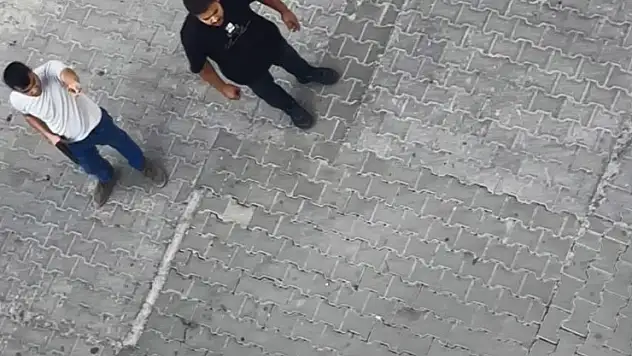 Sokakta eşini bıçakla rehin aldı, vatandaş tek hamleyle kurtardı: O anlar kamerada