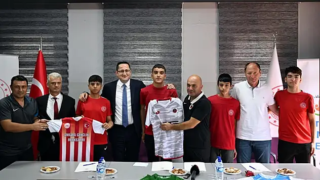 Sokakta keşfedilen futbolcular Gençlerbirliği'yle sözleşme imzaladı

