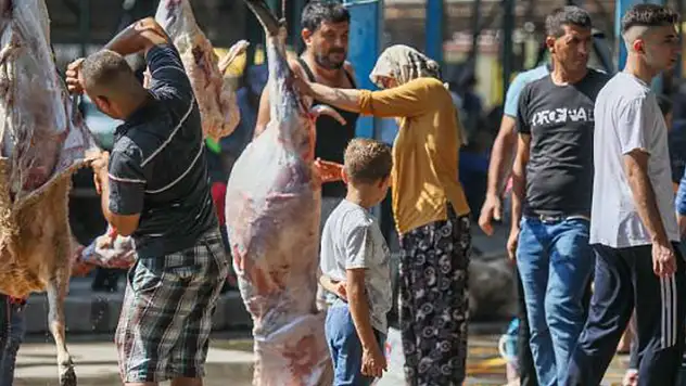 Sokakta kurban kesip, atıklarını gömenlere 10 bin 319 lira ceza