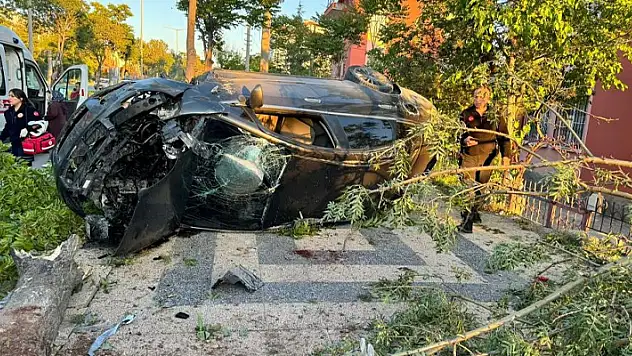 Sokaktan çıkan araçla çarpışan otomobil, ağaca çarpıp takla attı
