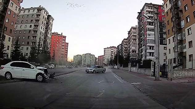 Sokaktan çıkan otomobilin caddedeki otomobile çarpma anı kamerada