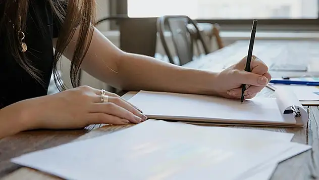 Solaklığı kabul eden ailelerde büyüyen çocuklar daha mutlu olabiliyor
