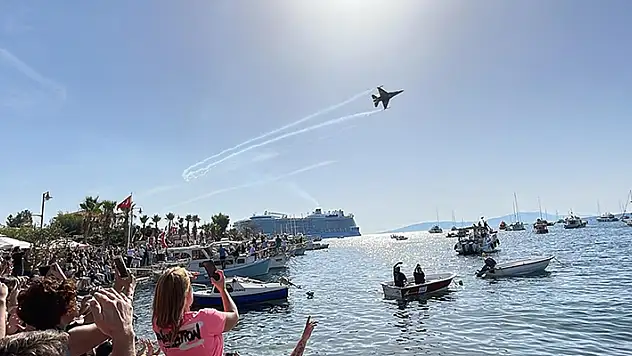 SOLOTÜRK Bodrum semalarında gösteri uçuşu yaptı
