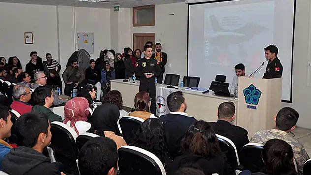 SOLOTÜRK ekibi NEÜ'de öğrencilerle buluştu