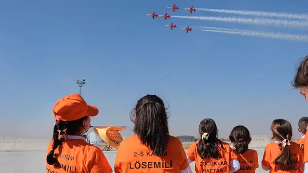 SOLOTÜRK ve Türk Yıldızları, lösemili çocuklar için Konya'da gösteri uçuşu yaptı
