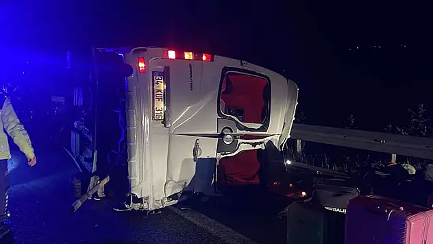 Soma'da servis minibüsü devrildi: 1 ölü, 13 yaralı