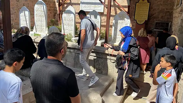 Somuncu Baba Türbesi ve çilehanesi ziyaretçilerini ağırlıyor
