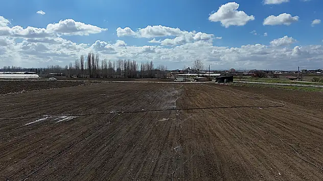 Son dönemlerin en kurak kış ayında Eskişehirli çiftçiler, tarlalarını 2 ay önce sulamaya başladı
