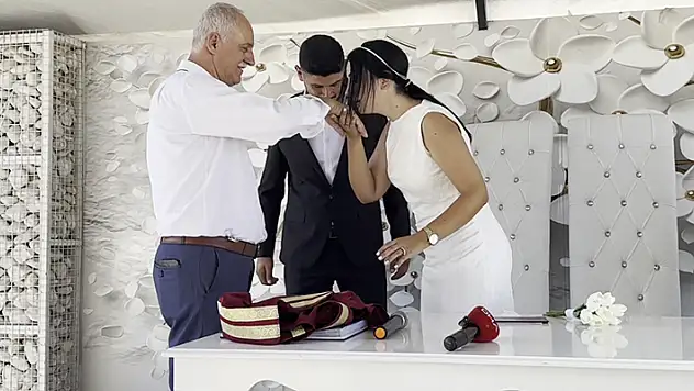 Son nikahı kızına kıydı 'Gelin hanım' diye hitap etti, cübbesini çıkarınca 'kızım' diyerek sarıldı