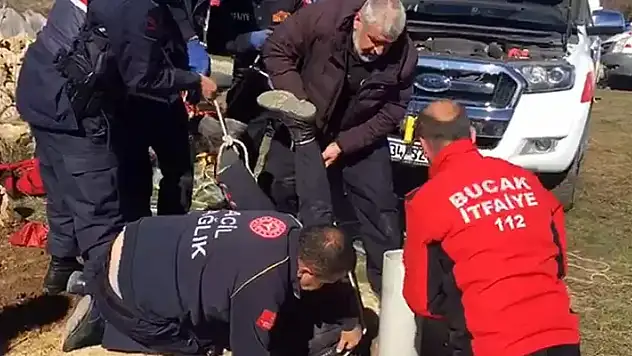 Sondaj kuyusuna düşen küçük Rabia'yı iple sarkıtılan itfaiye personeli kurtardı
