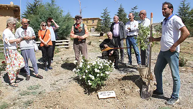 Sonsuz Şükran Köyü'nde Yunus Emre anısına çınar fidanı dikildi
