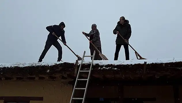 Sonsuz Şükran köyü sanatçıları damlarda kar temizliği yaptı