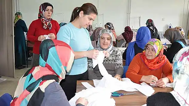 Sorgunlu ev hanımları gömlek üretiyor