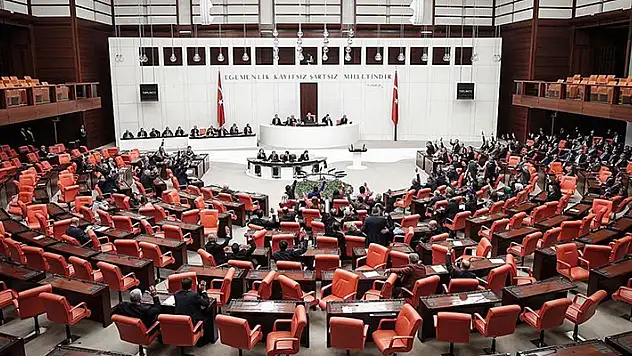 Sosyal medya düzenlemesi Meclis'te! Gerçeğe aykırı bilgi yayana hapis cezası
