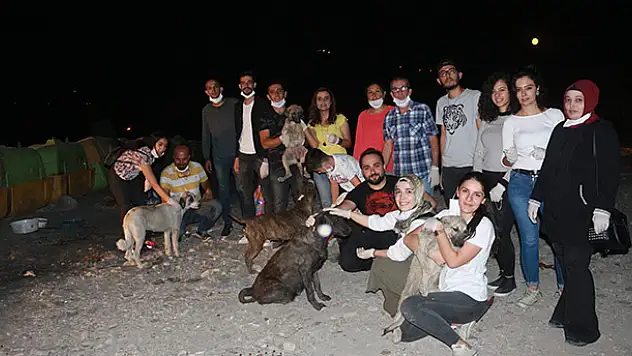 Sosyal medya üzerinden bir araya gelen gençlerden yürekleri ısıtan davranış