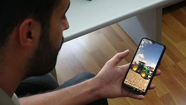 Sosyal medyada video izlerken çalınan traktörünü buldu
