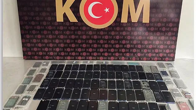 Sosyal medyada yakayı ele verdi! Konya'da gümrük kaçağı telefon ve kaçak içki ele geçirildi