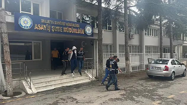 Sosyal medyadan tanıştıkları kişinin mobil bankacılığını kullanarak 360 lira kredi çektiler

