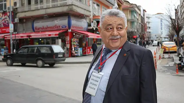 Sosyal mesafeye dikkat çekmek için 'yaka kartlı' önlem almıştı: Virüse yenik düştü