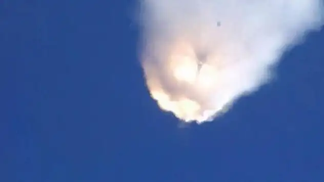 SpaceX firmasının Falcon 9 roketi havada infilak etti