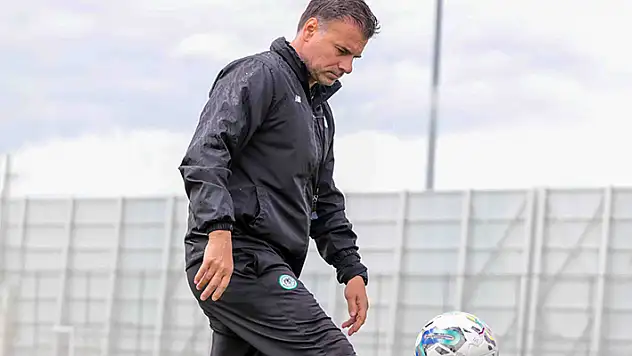 Stanojevic raporunu sunuyor
