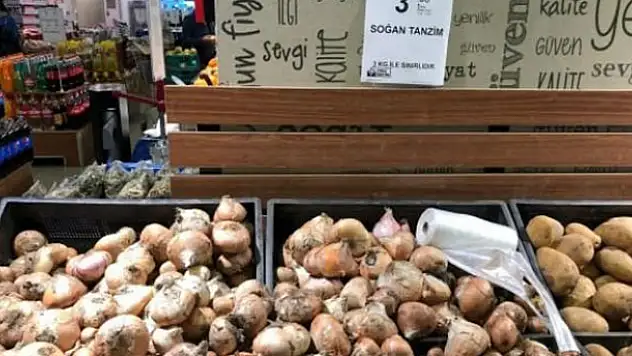 Stokçular ellerinde kalan çürük soğanı satışa çıkardı