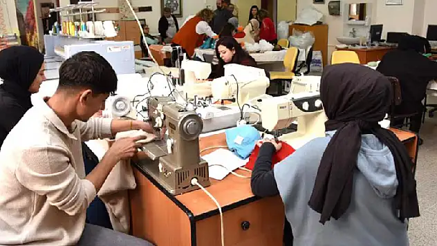 SÜ akademisyen ve öğrencileri depremzedeler için üretiyor
