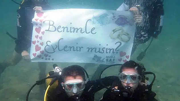 Su altında evlilik teklifinde bulundu