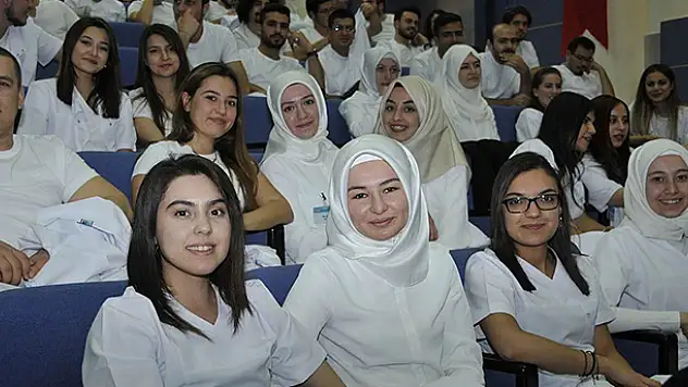SÜ'de genç diş hekimleri mesleğe ilk adımlarını attı