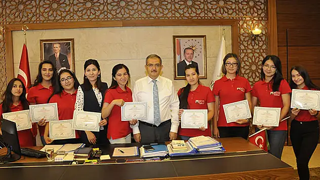 SÜ'de Özbek öğrencilere sertifikaları verildi