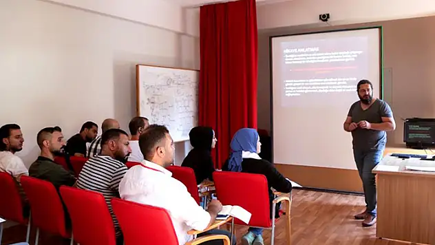 SÜ İletişim Fakültesi akademisyenleri Azez'deki gazetelere eğitim verdi
