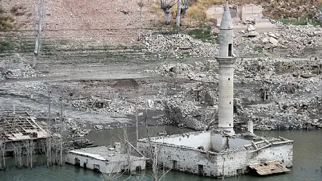 Su seviyesi düşen barajdaki eski cami ve bazı evler ortaya çıktı
