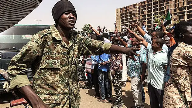 Sudan'da Beşir döneminin sonu: Ordu yönetime el koydu!