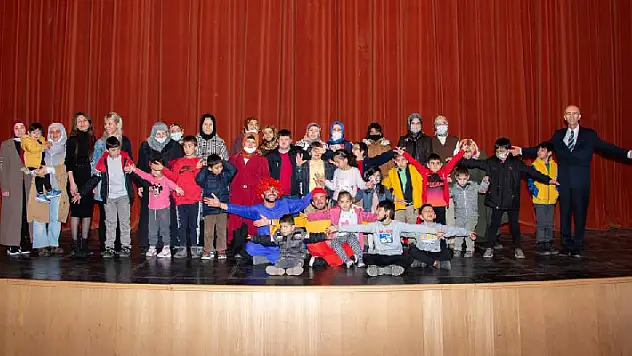SÜ'de özel öğrenciler için tiyatro oyunu sahnelendi
