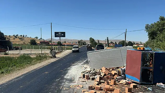 Şuhut'ta patpat devrildi: 5 kişi yaralandı