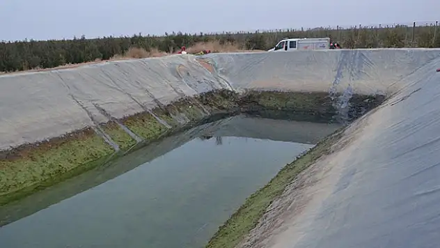 Sulama havuzuna düşen işçiyi kurtarmaya çalışan 2 kişi boğuldu