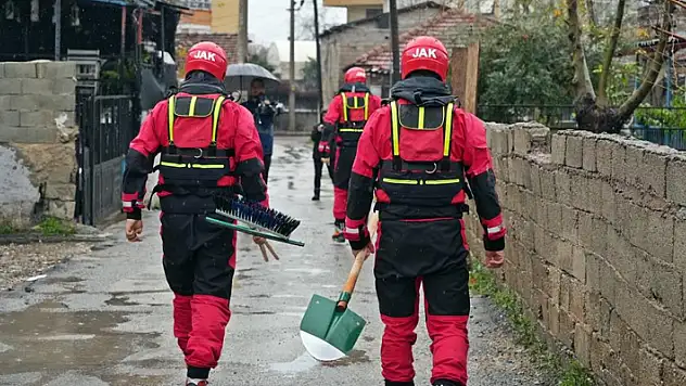 Sular altında kalan mahallede komandolar iş başında
