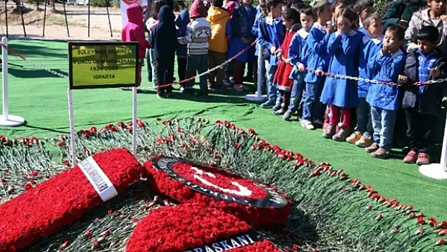 Süleyman Demirel, 92'nci yaş gününde anıldı
