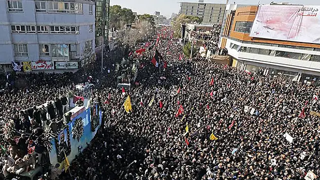 Süleymani'nin cenazesinin defni izdihamda ölenler nedeniyle ertelendi