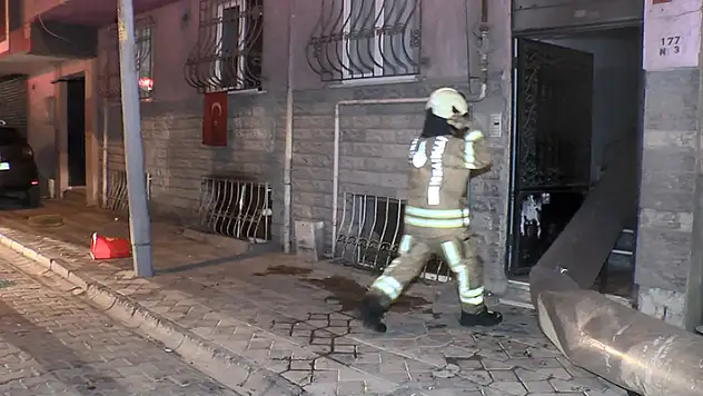 Sultangazi'de, 4 katlı binanın bodrum katında yangın: 2 kişi dumandan etkilendi
