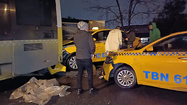 Sultangazi'de arıza yapan İETT otobüsü geri geri kaydı motoru inceleyen şoför altında kaldı

