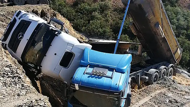 Sultangazi'de döküm sahasında faciadan dönüldü: 3 hafriyat kamyonu boşluğa düştü,
